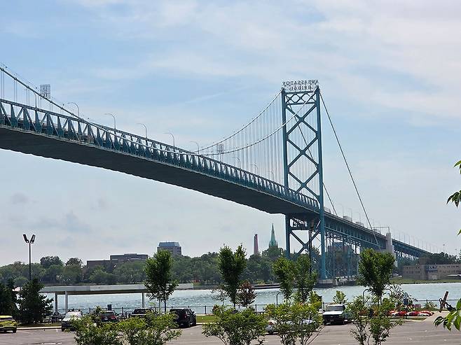 미국 미시간주 디트로이트와 캐나다 온타리오주 윈저를 연결하는 앰배서더브릿지를 통해 트럭들이 물류를 운송하고 있다. 사진에 보이는 디트로이트강 건너편이&nbsp;캐나다의 자동차&nbsp;공업 도시 윈저로, 두 지역은 공급망을 공유한다.