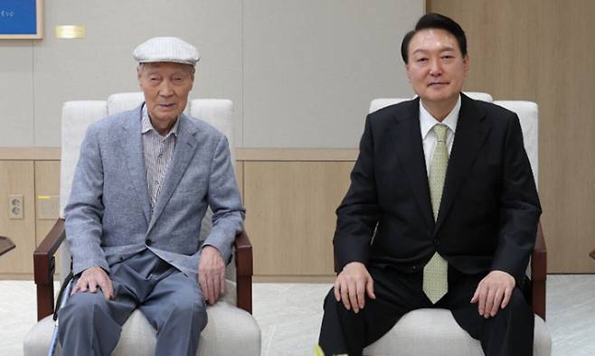 2022년 7월 윤석열 당시 대통령이 부친인 원로 경제학자 윤기중(1931∼2023) 대한민국학술원 회원을 서울 용산 대통령실로 초청해 기념촬영을 하고 있다. 세계일보 자료사진