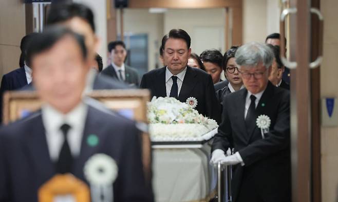 2023년 8월17일 신촌세브란스병원에서 윤석열 당시 대통령의 부친 윤기중 대한민국학술원 회원의 발인식이 엄수된 뒤 운구 행렬이 이동하고 있다. 세계일보 자료사진