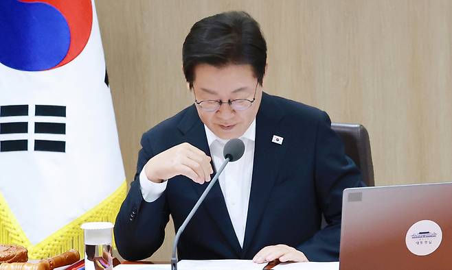 이재명 대통령이 11일 서울 용산 대통령실 청사에서 열린 임시 국무회의에서 심의 의안을 살펴보고 있다. 대통령실통신사진기자단