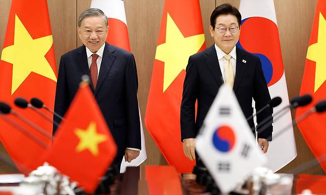 이재명 대통령(오른쪽), 또 럼 베트남 당서기장이 11일 서울 용산 대통령실에서 열린 한·베트남 확대정상회담에서 기념촬영을 마치고 자리로 향하고 있다. 뉴시스