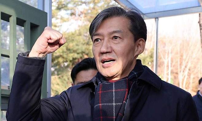 조국혁신당 조국 전 대표가 지난해 경기도 의왕시 서울구치소 앞에서 수감되기 전 지지자들에게 인사를 하고 있다. 세계일보 자료사진