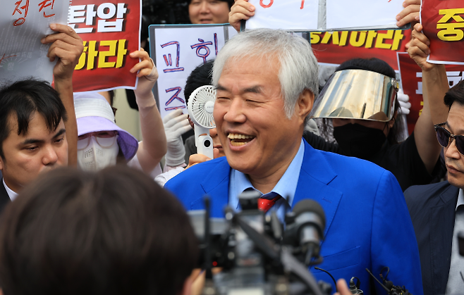 전광훈 사랑제일교회 목사가 지난 5일 서울 성북구 사랑제일교회 앞에서 서울서부지법 폭력 사태와 자신이 무관하다고 말하고 있다. 이날 경찰은 전 목사와 사랑제일교회, 김수열(71) 전국안보시민단체총연합 회장 등에 대한 압수수색에 착수했다.  연합뉴스