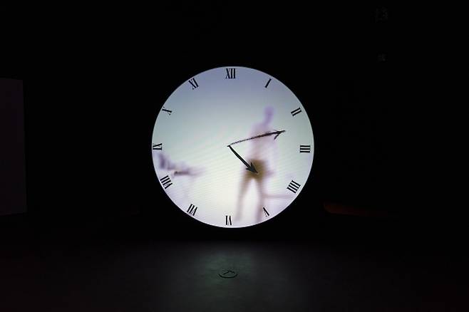 마르텐 바스의 ‘리얼 타임 XL - 아티스트 클락’. 육면체 구조물 안에서 작가 자신이 12시간 동안 시계바늘을 그렸다 지우기를 반복하는 과정을 담았다.