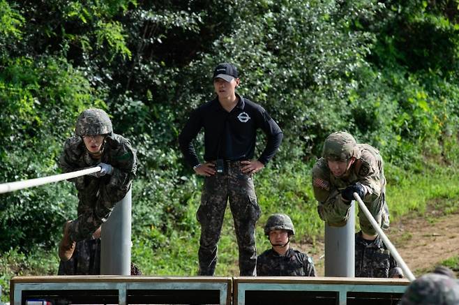 육군, 한미 ROTC 사관후보생 동반훈련 - 육군이 지난 7일부터 8일 충북 괴산 육군학생군사학교에서 ‘한미 ROTC 사관후보생 동반훈련’을 실시했다고 8일 밝혔다. 사진은 양국의 후보생들이 한줄다리 장애물을 넘어가는 모습. 2025.8.8 육군 제공. 연합뉴스