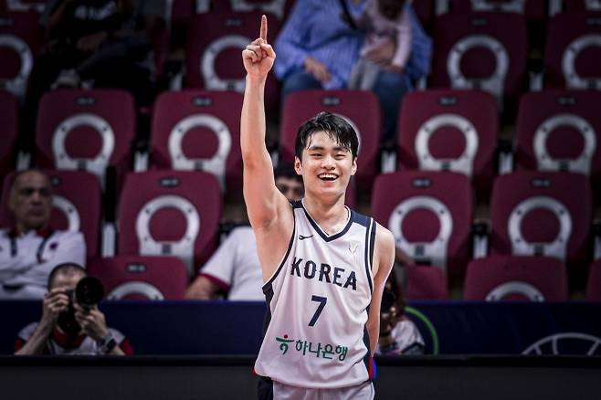 한국 남자농구 국가대표 유기상이 8일(한국시간) 사우디아라비아 제다에서 열린 2025 국제농구연맹(FIBA) 아시아컵 조별리그 A조 2차전에서 카타르와의 경기에서 득점한 뒤 기뻐하고 있다. FIBA 제공