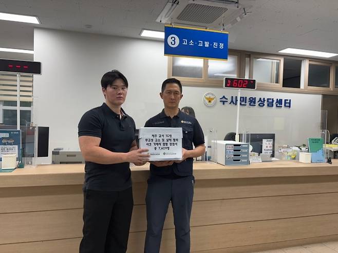 제주도교사노조 등 10개 노조가 11월 동부경찰서에 교사 10명 무고성 고소·살해협박사건 가해자 구속기소와 엄벌 탄원서를 제출하고 있다. 제주교사노조 제공