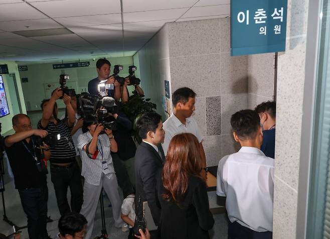 11일 서울경찰청 금융범죄수사대 관계자가 주식 차명거래 의혹을 받는 이춘석 의원 사무실을 압수수색하기 위해 사무실로 들어가고 있다. 연합뉴스