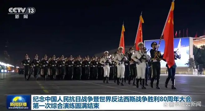 10일 중국 베이징 톈안먼 광장에서 오는 9월 3일 열리는 열병식 예행 연습이 이뤄지고 있다. 중국 중앙(CC)TV 캡처