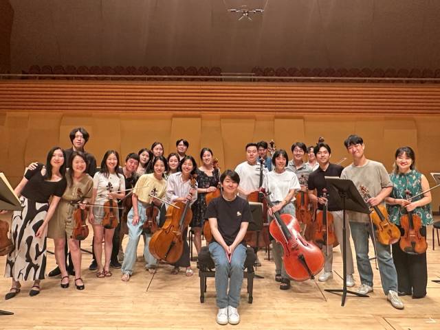 발트앙상블이 2023년 6월 피아니스트 조성진과 성남아트홀에서 리허설을 마치고 기념 촬영을 하고 있다. 사진 제공=발트앙상블