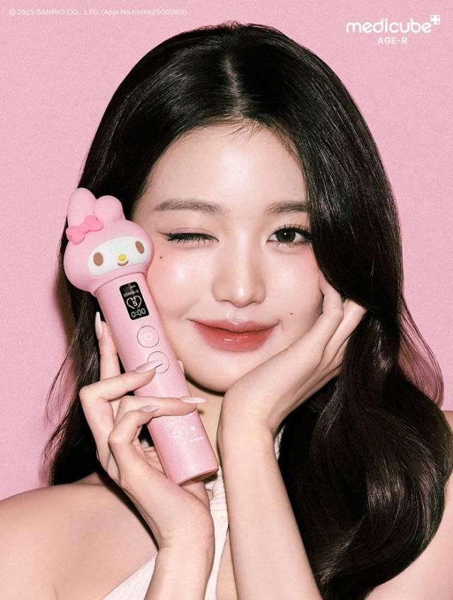 메디큐브 에이지알 부스터 진동 클렌저 장원영 화보. 에이피알 제공