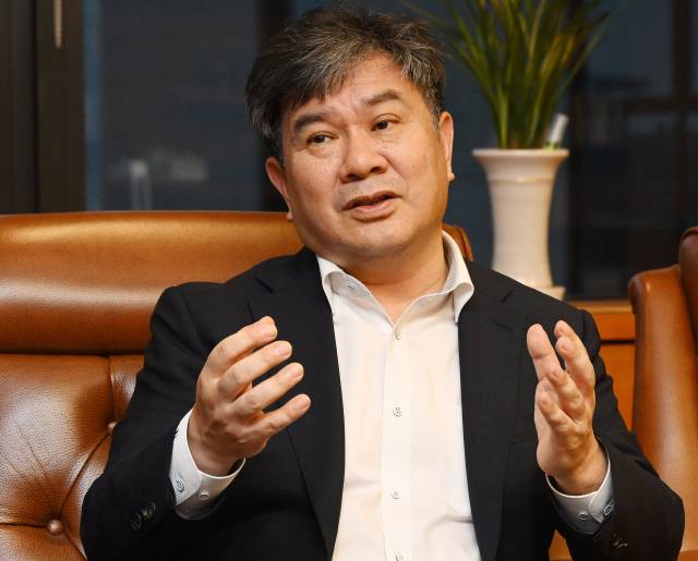 이항용 한국금융연구원장이 11일 서울경제신문과의 인터뷰에서 “수익의 약 50%를 해외에서 버는 일본 금융그룹들처럼 우리도 금융산업 글로벌화를 확대해야 한다”고 말하고 있다. 오승현 기자