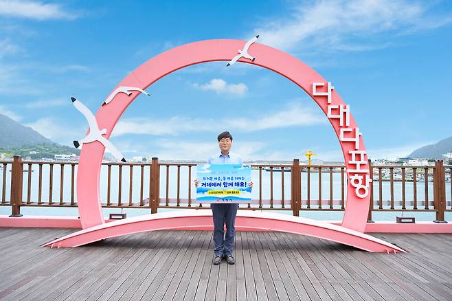 변광용 거제시장이 다대다포항 해안산책로 후릿개다리를 홍보하고 있다. ⓒ거제시