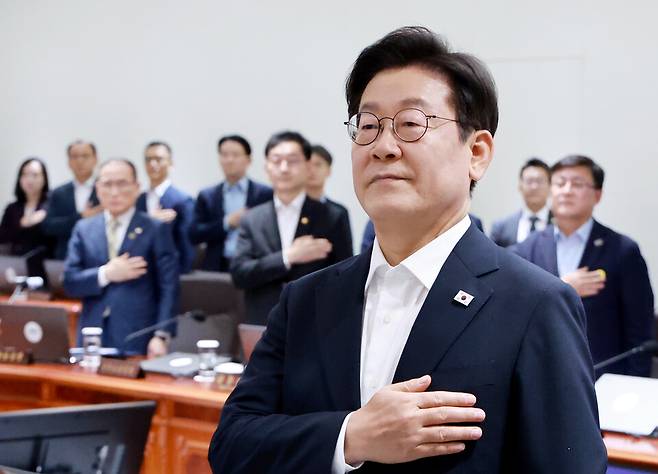 이재명 대통령이 11일 서울 용산 대통령실 청사에서 열린 임시 국무회의에서 국기에 경례하고 있다. ⓒ연합뉴스