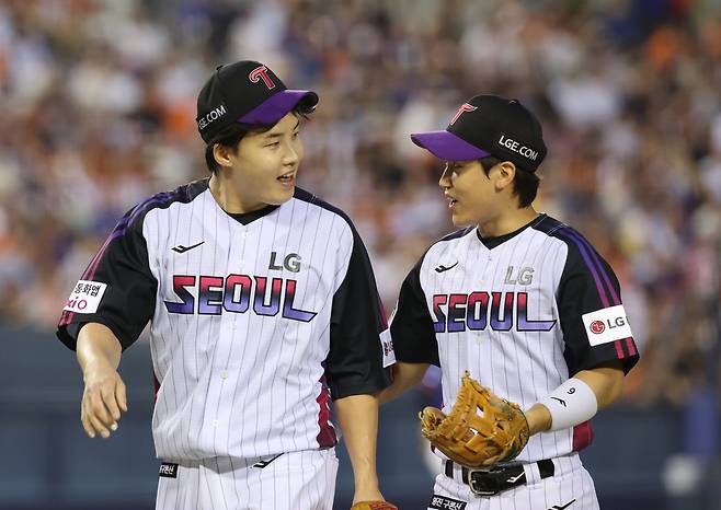 LG 임찬규(왼쪽)과 구본혁. 연합뉴스