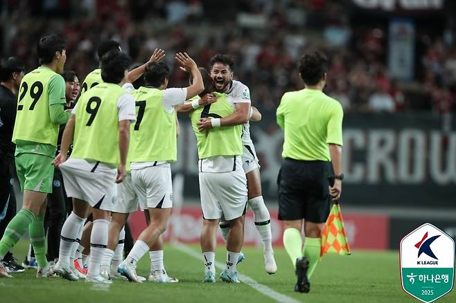 Sejingya (above) is delighted to hug his colleagues after scoring the equalizer at the K -League 1 FC Seoul expedition held at the Seoul World Cup Stadium on the 8th. Provided by Professional Football Federation