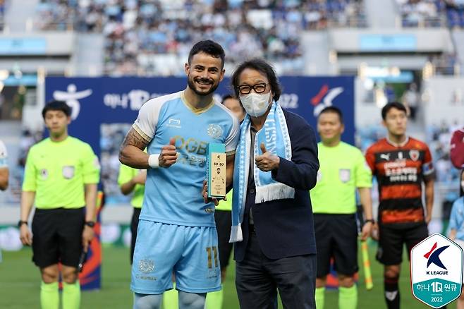 Sejingya (left) and Daegu CEO Cho Kwang-rae are celebrating the 50-50 Club ahead of the Pohang Steelers exhibition held in Daegu IM Bank Park in May 2022. Provided by Professional Football Federation