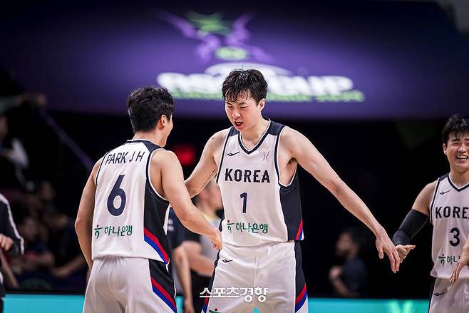 한국 남자농구대표팀 이현중이 11일 사우디아라비아 제다에서 열린 2025 FIBA 아시아컵 조별리그 A조 3차전 레바논과의 경기에서 이긴 뒤 박지훈과 함께 기뻐하고 있다. FIBA 제공