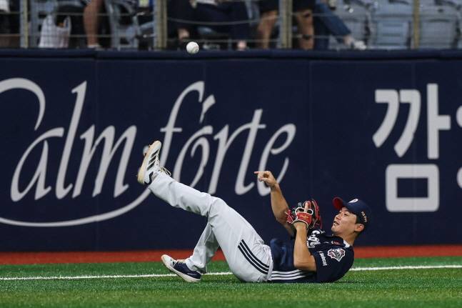 두산 박계범이 9일 키움전에서 호수비를 펼치고 있다. /사진=두산 베어스 제공