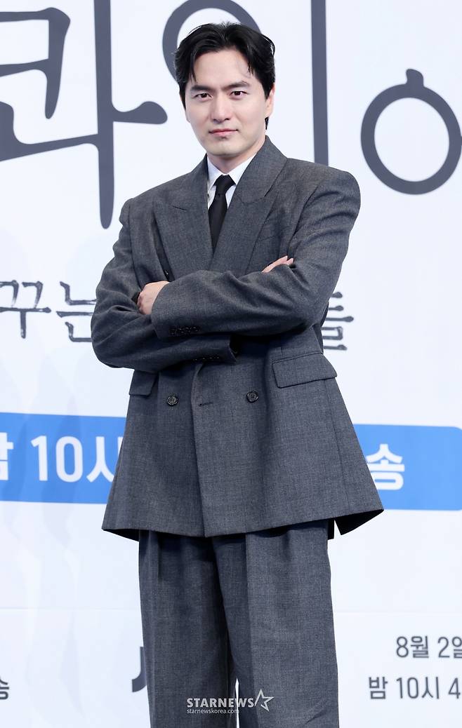배우 이진욱이 31일 서울 구로구 더 링크호텔에서 진행된 JTBC 토일드라마 '에스콰이어' 제작발표회에 참석해 포즈를 취하고 있다. /2025.07.31 /사진=김휘선 hwijpg@