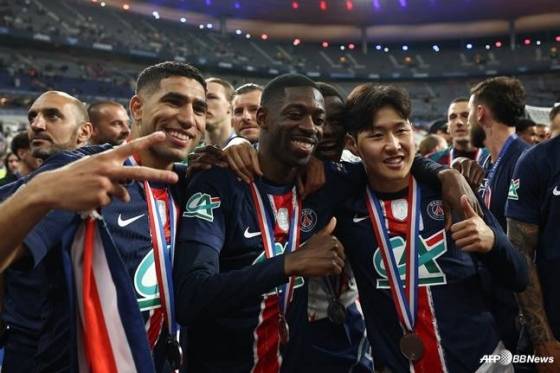 파리 생제르망(PSG)의 2024~2025시즌 유럽축구연맹(UEFA) 챔피언스리그 우승 후 아슈라프 하키미(왼쪽), 이강인(오른쪽), 우스만 뎀벨레가 포즈를 취하고 있다. /AFPBBNews=뉴스1