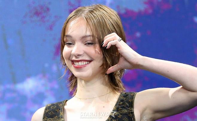 [서울=뉴시스] 김혜진 기자 = 헐리우드 배우 에마 마이어스가 11일 오전 서울 종로구 포시즌스 호텔에서 열린 넷플릭스 시리즈 '웬즈데이' 시즌2 기자간담회에서 포즈를 취하고 있다. 2025.08.11. jini@newsis.com /사진=김혜진