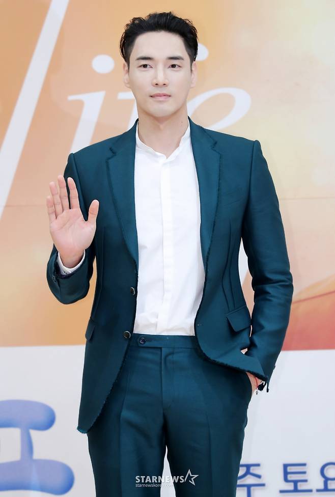 배우 강지섭이 20일 오후 서울 양천구 목동 SBS사옥에서 열린 주말드라마 '브라보 마이 라이프' 제작발표회에 참석해 포즈를 취하고 있다.  '브라보 마이 라이프'는 열정 과다 드라마 조연출 하도나와 여왕처럼 살다 밑바닥으로 떨어진 왕년의 여배우 라라, 두 모녀의 화해와 도전, 사랑을 통해 인생의 참된 의미를 되새기는 드라마다. 오는 21일 첫 방송. /사진=김창현 기자 chmt@