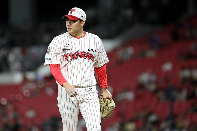 지난달 28일 트레이드를 통해 NC 다이노스에서 KIA 타이거즈로 이적한 투수 김시훈이 11일 1군 엔트리에서 말소됐다. 트레이드 이후 김시훈의 성적은 4경기 5⅓이닝 1승 평균자책점 5.06이다. KIA 타이거즈