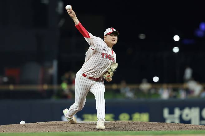 지난달 28일 트레이드를 통해 NC 다이노스에서 KIA 타이거즈로 이적한 투수 김시훈이 11일 1군 엔트리에서 말소됐다. 트레이드 이후 김시훈의 성적은 4경기 5⅓이닝 1승 평균자책점 5.06이다. KIA 타이거즈