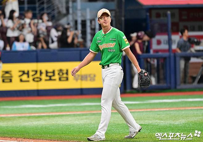 2일 오후 서울 구로구 고척스카이돔에서 열린 '2025 신한 SOL Bank KBO리그' 롯데 자이언츠와 키움 히어로즈의 경기, 롯데가 9회에 나온 전준우의 동점 적시타와 김민성의 역전 적시타에 힘입어 키움에 3:2 역전승을 거뒀다. 9회초 수비를 마친 키움 주승우가 더그아웃으로 향하고 있다. 엑스포츠뉴스 DB