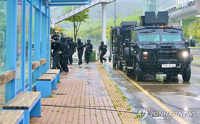 APEC 대비 합동 대테러 훈련 (부산=연합뉴스) 지난 6월 24일 오후 부산 기장군 오라시아역 일대에서 2025년 APEC 정상회의 대비 관계기관 합동 대테러 종합훈련이 열리고 있다. [부산경찰청 제공. 재판매 및 DB 금지] 2025.8.11. handbrother@yna.co.kr