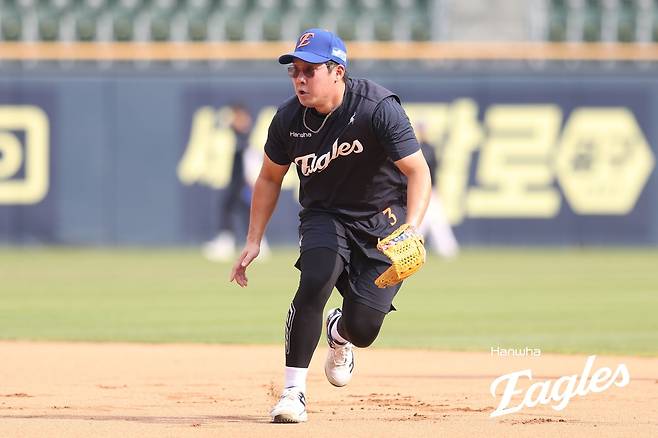 수비 훈련하는 안치홍 [한화 이글스 제공. 재판매 및 DB금지]