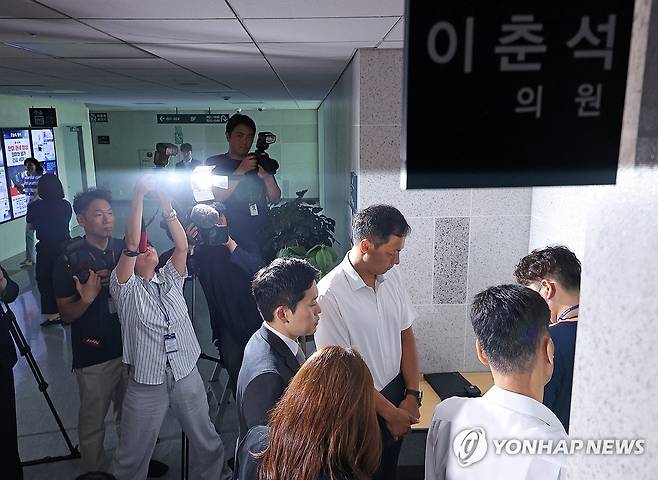 경찰, 이춘석 의원실 압수수색 (서울=연합뉴스) 황광모 기자 = 주식 차명거래 의혹을 받는 전 국회법사위원장 이춘석 의원 사무실을 압수수색하기 위해 11일 경찰 관계자가 국회의원회관 내 의원실로 들어가고 있다. 2025.8.11 hkmpooh@yna.co.kr