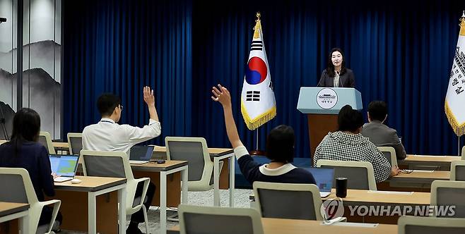 취재진 질문 받는 강유정 대통령실 대변인 (서울=연합뉴스) 홍해인 기자 = 강유정 대통령실 대변인이 9일 서울 용산 대통령실 청사에서 산재 관련 대통령 지시사항 등에 대한 브리핑을 마친 뒤 취재진 질문을 받고 있다. 2025.8.9 hihong@yna.co.kr