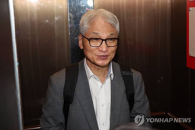 국민의힘 윤리위, 전한길씨 징계 여부 논의 (서울=연합뉴스) 김주성 기자 = 국민의힘 여상원 중앙윤리위원회 위원장이 11일 전한길씨에 대한 징계 여부를 논의하기 위해 열리는 중앙윤리위원회의를 주재하기 서울 여의도 당사 회의실로 향하고 있다. 2025.8.11 utzza@yna.co.kr