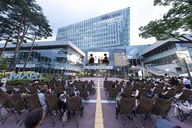 지난달 마포구청 구민광장에서 열린 '한여름밤의 영화광장' 행사 모습 [마포구 제공. 재판매 및 DB 금지]