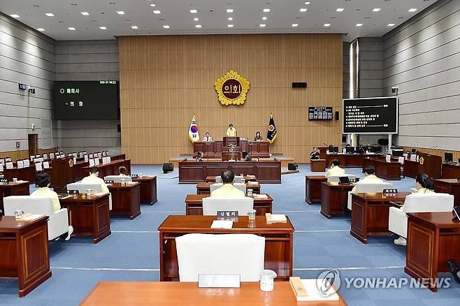 민방위복 입고 본회의 참석한 광주시의원들 [광주시의회 제공. 재판매 및 DB 금지]