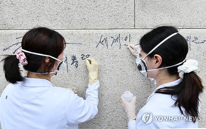 경복궁 또 다시 낙서 테러, 낙서 지우는 관계자들 (서울=연합뉴스) 국립고궁박물관 유물과학과 관계자들이 11일 서울 경복궁 광화문 석축에 남은 낙서를 제거하고 있다.
    국가유산청은 이날 오전 광화문 석축에 낙서를 한 79세 남성을 현장에서 확인해 경찰에 인계했다. 2025.8.11 [국가유산청 제공. 재판매 및 DB 금지] photo@yna.co.kr