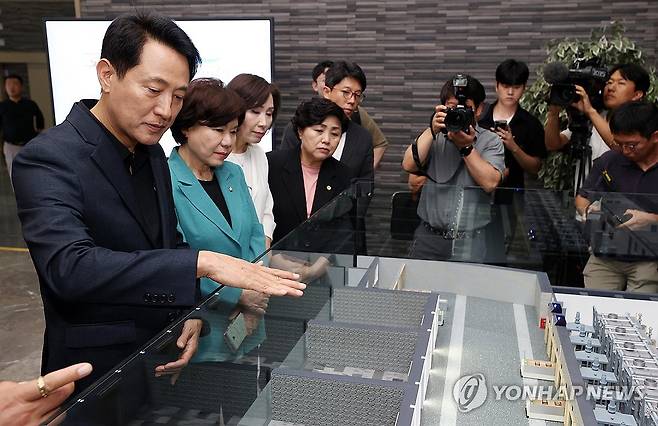 서울추모공원 화장로 모형 전시 보는 오세훈 시장 (서울=연합뉴스) 신현우 기자 = 오세훈 서울시장이 11일 서울 서초구 서울추모공원을 방문해 화장로 모형 전시를 보고 있다. 2025.8.11 [공동취재] nowwego@yna.co.kr