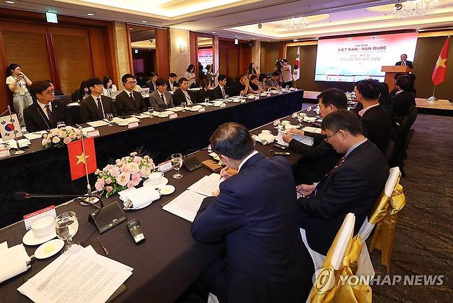 기조연설하는 베트남 응우옌 반 훙 문체부 장관 (서울=연합뉴스) 서명곤 기자 = 11일 서울 중구 롯데호텔에서 열린 한-베트남 문화산업 발전 협력 간담회에서  베트남 응우옌 반 훙 문체부 장관이 기조연설을 하고 있다. 2025.8.11 seephoto@yna.co.kr