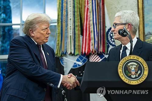 도널드 트럼프 미국 대통령과 팀쿡 애플 최고경영자(CEO) [EPA 연합뉴스 자료사진. 재판매 및 DB 금지]