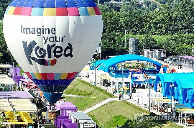 무더위 쫓는 인제 여름 축제 (인제=연합뉴스) 27일 오전 강원 인제군 여름축제 '여름愛 인제愛 빠지다'가 인제군 남면 빙어호 일원에서 열리고 있다.
    군은 1천300평에 달하는 대규모 물놀이장에 워터슬라이드와 워터바운스를 비롯한 놀이시설을 마련했다. 또 요트, 펀보트, 호비웨이브, 훼미리보트 등의 수상레저 체험과 유로번지, 클라이밍, 트램펄린, 하늘그네 등 육상 액티비티 체험을 운영한다. 2025.7.27 [인제군 제공. 재판매 및 DB 금지] taetae@yna.co.kr