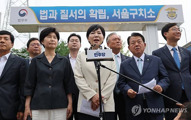 3대 특검 종합대응특위 서울구치소 앞 브리핑 (의왕=연합뉴스) 박동주 기자 = 더불어민주당 3대 특검 종합대응특별위원회의 의원들이 11일 윤석열 전 대통령이 수감된 서울구치소를 방문해 취재진 앞에서 브리핑하고 있다. 2025.8.11 pdj6635@yna.co.kr