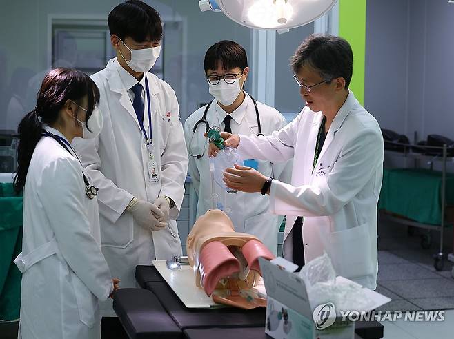 의정갈등 마침표…돌아온 의대생 (부산=연합뉴스) 손형주 기자 = 11일 부산 서구 부산대학교 글로컬임상실증센터에서 부산대 의대 본과 3학년 학생들이 복귀 후 첫 실습수업에 참여하고 있다. 부산대 의대 학생들은 이날부터 실습을 시작으로 수업에 복귀했다. 9월부터는 대면 수업도 재개해 모든 학년의 학사 운영이 정상화된다. 부산대 의대 학생들은 그동안 사회적 혼란과 불편을 끼친 데 대한 사과와 화합의 메시지를 담은 입장문을 교내 의대교수들과 교직원들에게 보냈다. 2025.8.11 handbrother@yna.co.kr