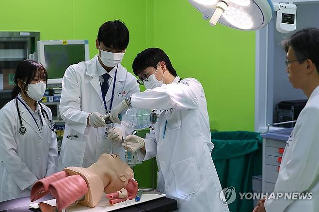 실습수업 참가한 의대생들 (부산=연합뉴스) 손형주 기자 = 11일 부산 서구 부산대학교 글로컬임상실증센터에서 부산대 의대 본과 3학년 학생들이 복귀 후 첫 실습수업에 참여하고 있다. 부산대 의대 학생들은 이날부터 실습을 시작으로 수업에 복귀했다. 9월부터는 대면 수업도 재개해 모든 학년의 학사 운영이 정상화된다. 부산대 의대 학생들은 그동안 사회적 혼란과 불편을 끼친 데 대한 사과와 화합의 메시지를 담은 입장문을 교내 의대교수들과 교직원들에게 보냈다. 2025.8.11 handbrother@yna.co.kr