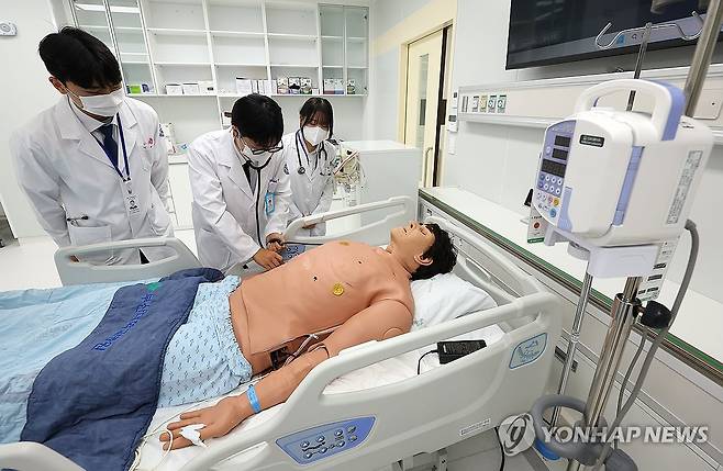 부산대 의대생들 수업 복귀 (부산=연합뉴스) 손형주 기자 = 11일 부산 서구 부산대학교 글로컬임상실증센터에서 부산대 의대 본과 3학년 학생들이 복귀 후 첫 실습수업에 참여하고 있다. 부산대 의대 학생들은 이날부터 실습을 시작으로 수업에 복귀했다. 9월부터는 대면 수업도 재개해 모든 학년의 학사 운영이 정상화된다. 부산대 의대 학생들은 그동안 사회적 혼란과 불편을 끼친 데 대한 사과와 화합의 메시지를 담은 입장문을 교내 의대교수들과 교직원들에게 보냈다. 2025.8.11 handbrother@yna.co.kr