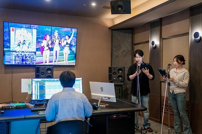 11일 '넷플릭스 해외 콘텐츠 한국어 더빙 이야기' 토크세션에서 '케이팝 데몬 헌터스' 주연을 맡은 신나리, 민승우 성우(오른쪽부터)가 극중 장면을 시연하고 있다. [넷플릭스 제공. 재판매 및 DB 금지]