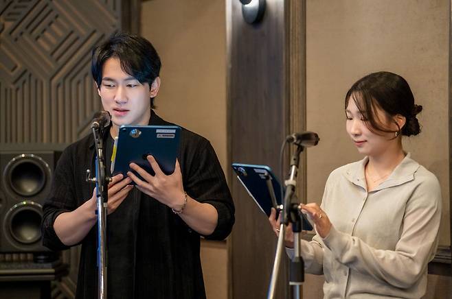 11일 '넷플릭스 해외 콘텐츠 한국어 더빙 이야기' 토크세션에서 '케이팝 데몬 헌터스' 주연을 맡은 신나리, 민승우 성우(오른쪽부터)가 극중 장면을 시연하고 있다. [넷플릭스 제공. 재판매 및 DB 금지]