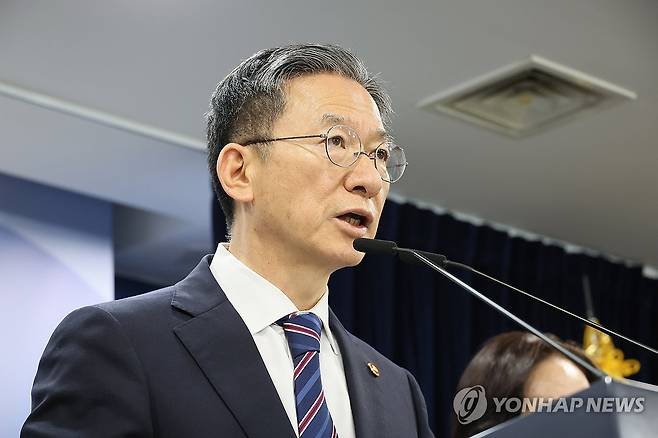 정성호 법무부 장관, 8.15 광복절 특별사면 명단 발표 (서울=연합뉴스) 이정훈 기자 = 정성호 법무부 장관이 11일 서울 종로구 정부서울청사에서 8.15 광복절 특별사면 명단을 발표하고 있다. 2025.8.11 uwg806@yna.co.kr