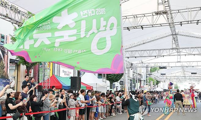 대전 0시 축제 개막식 (대전=연합뉴스) 김준범 기자 = 대전시는 지난 8일 개막한 '대전 0시 축제'에 관람객 87만명이 방문했다고 11일 밝혔다. 시는 체험 및 이벤트 부스 확장과 꿈돌이 캐릭터를 사용한 먹거리 등이 큰 인기를 얻었다고 설명했다. 사진은 축제 현장 모습. 2025.8.11 [대전시 제공. 재판매 및 DB 금지] psykims@yna.co.kr